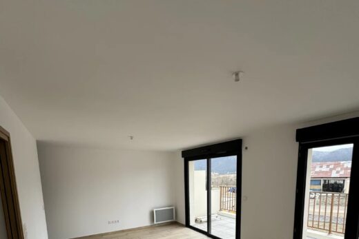 T2 DERNIER ETAGE  AVEC TERRASSE GARAGE ET PARKING!