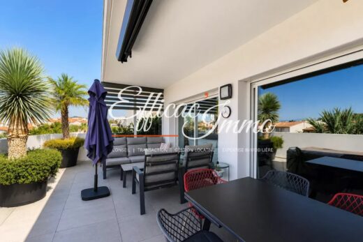 VILLENEUVE-DE-LA-RAHO – UN APPARTEMENT QUI A TOUT D’UNE MAISON…